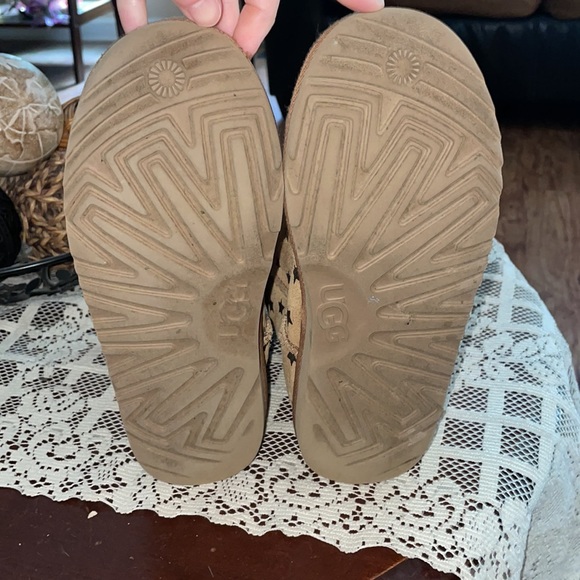 UGG Unisex-Child Classic Short Ii Stars Boots size 4 hardly worn. - Picture 5 of 5